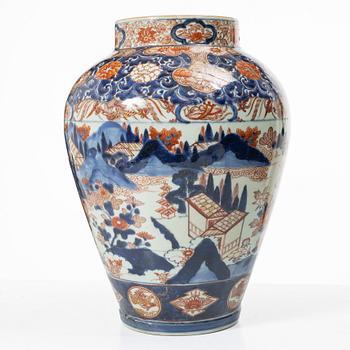 An Imari porcelain urn, Japan, 19th century.