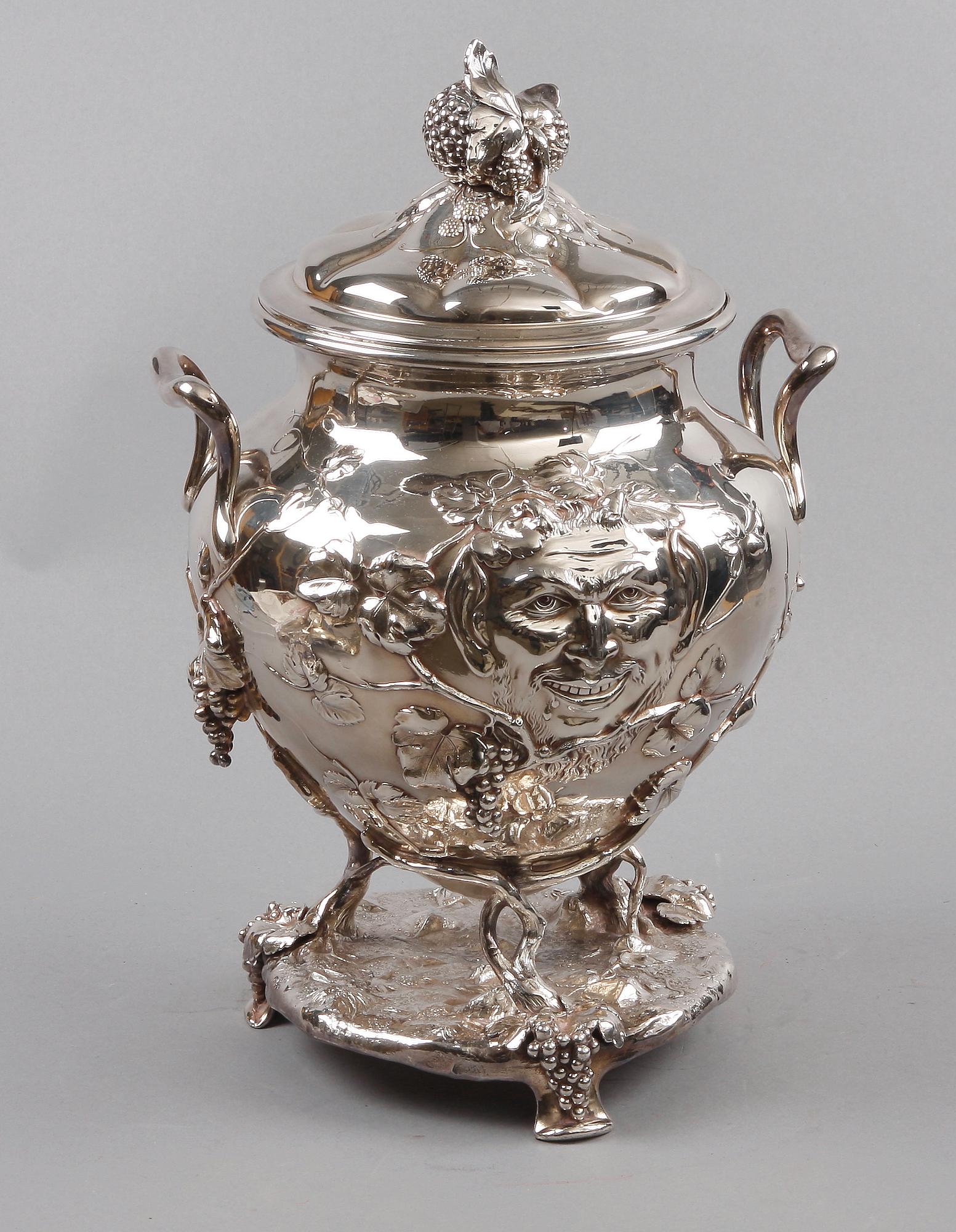 PUNCHTERRIN med LOCK, nysilver. Märkt WMF.