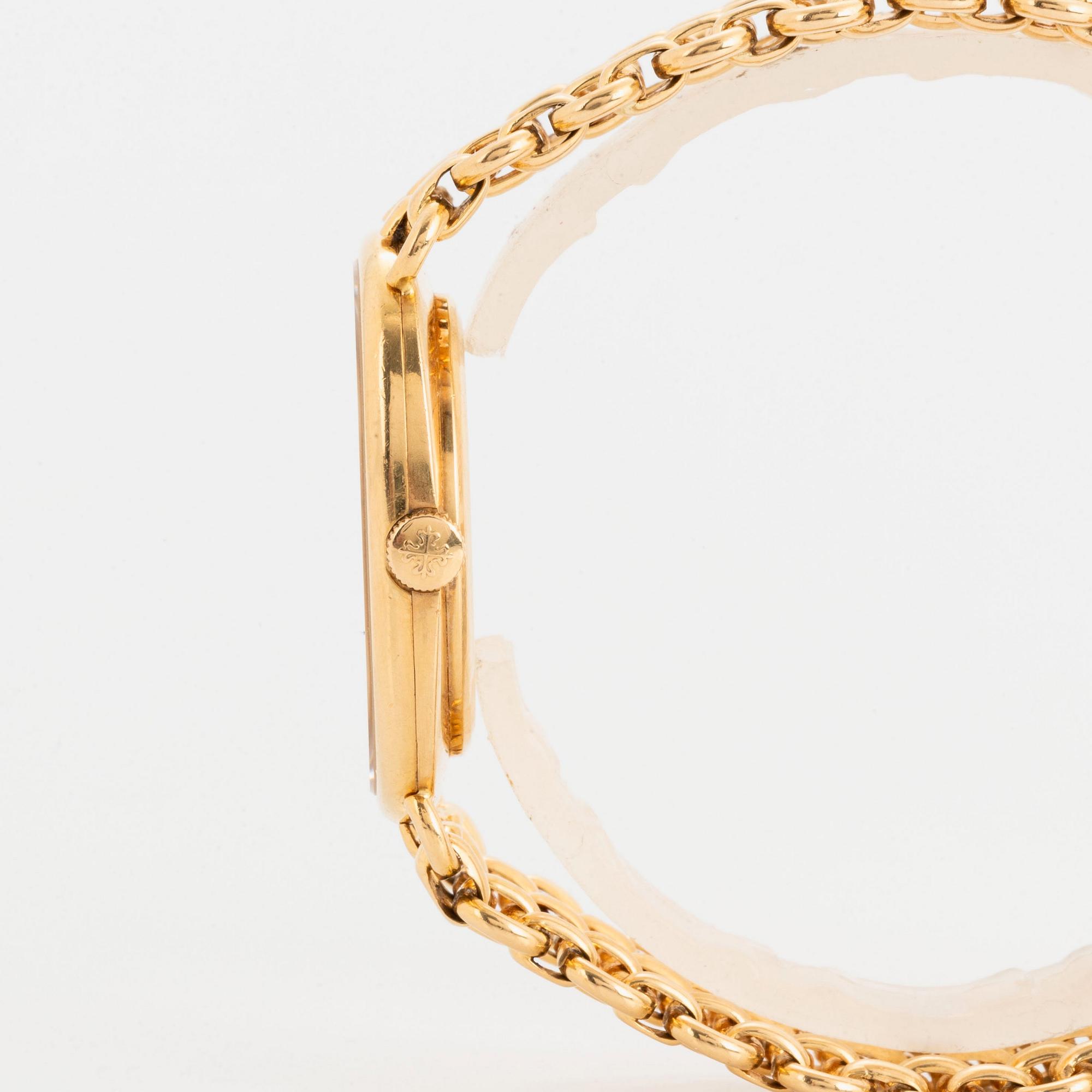Patek Philippe, Golden Ellipse, wristwatch, 27 x 32 mm.