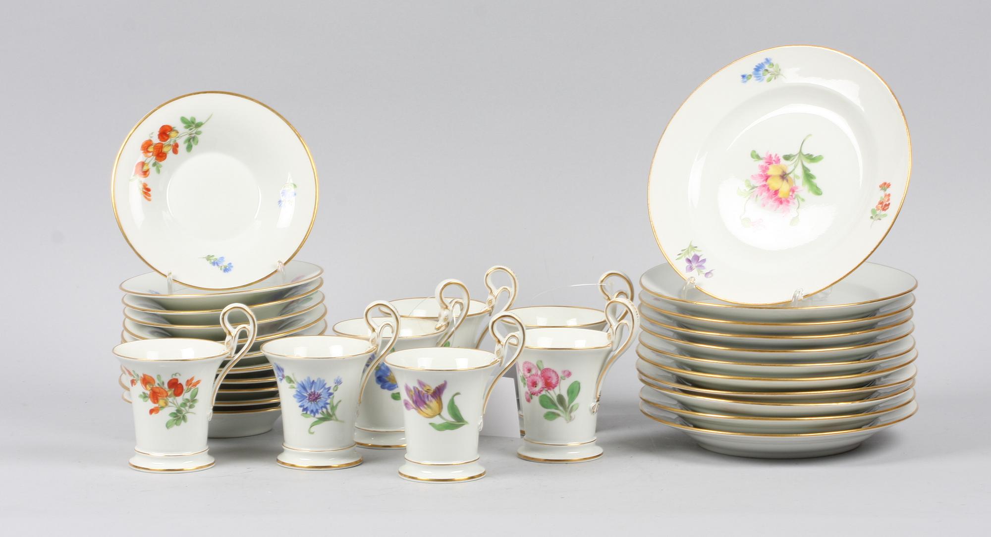 KOPPAR MED FAT, 7 ST SAMT ASSIETTER, 11 st, porslin, Meissen 1800-tal.