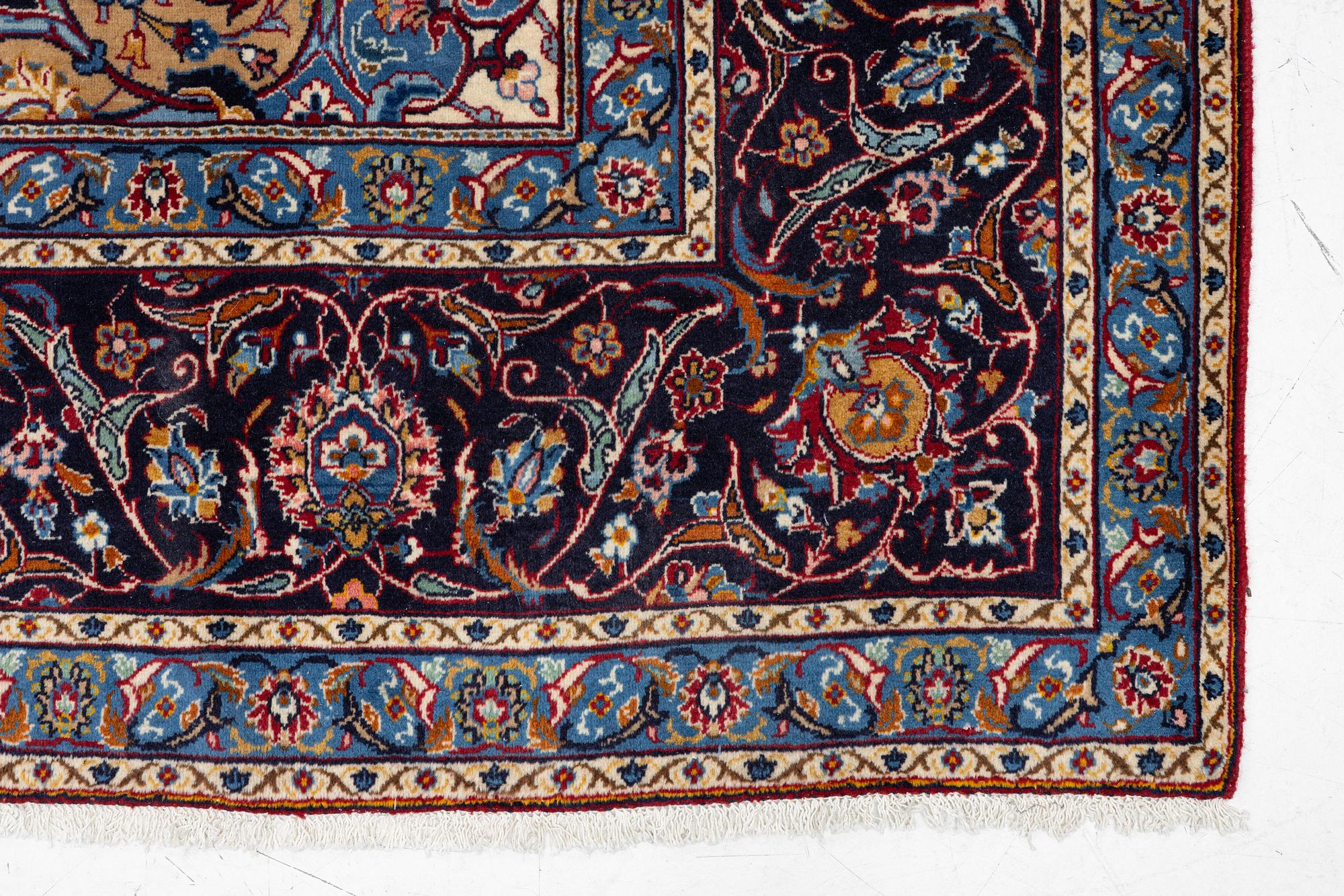 A Kashan carpet, a. 407 x 265 cm.
