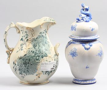 KANNA samt URNA, flintgods resp fajans, rokokostil, Gustafsberg resp Gabriel. 1890-tal resp 1940-tal.