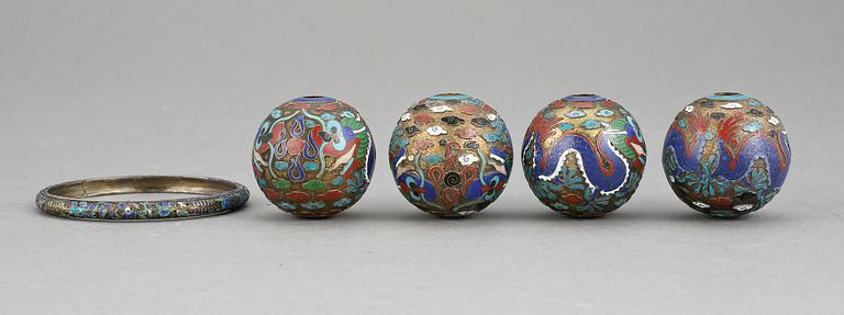 BOLLAR, fyra stycken samt ARMBAND, cloisonné. Sen Qing dynasti, sekelskfite 1900.