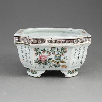 YTTERFODER, porslin, Kina, 1900-tal.