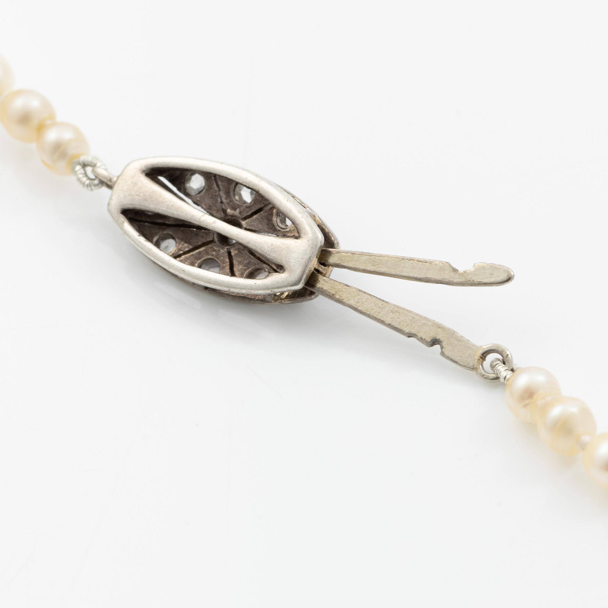 Necklace with pearls. Accompanied by a report from GCS.