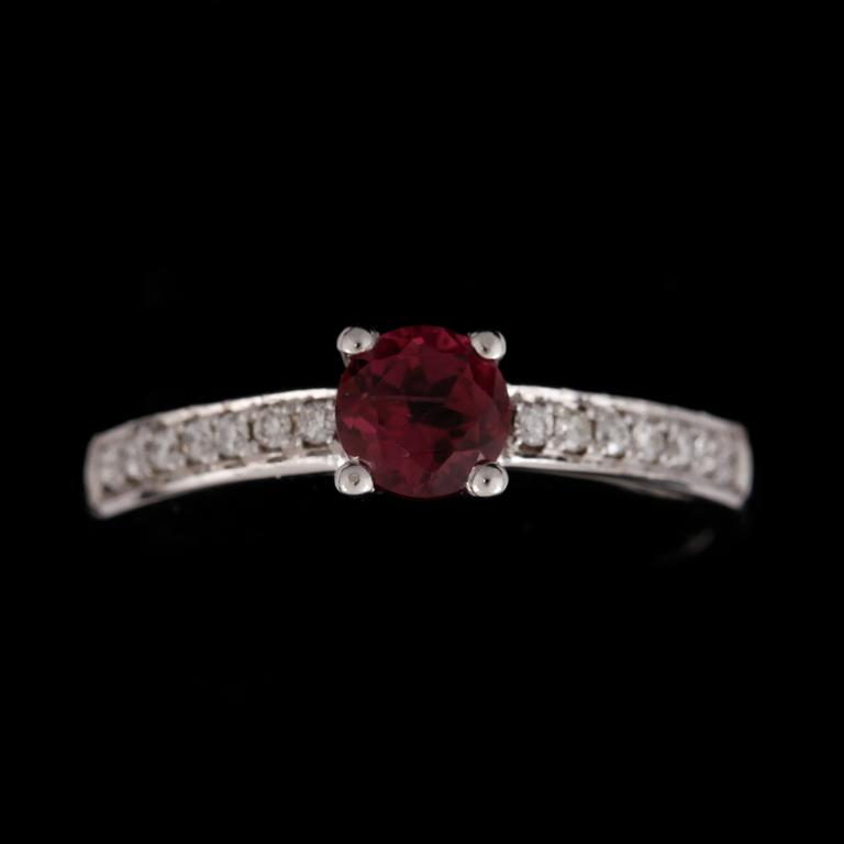 RING, 14k vitguld med turmalin 0,62ct och diamanter tot 0,12ct. Vikt ca 3,82 gram.