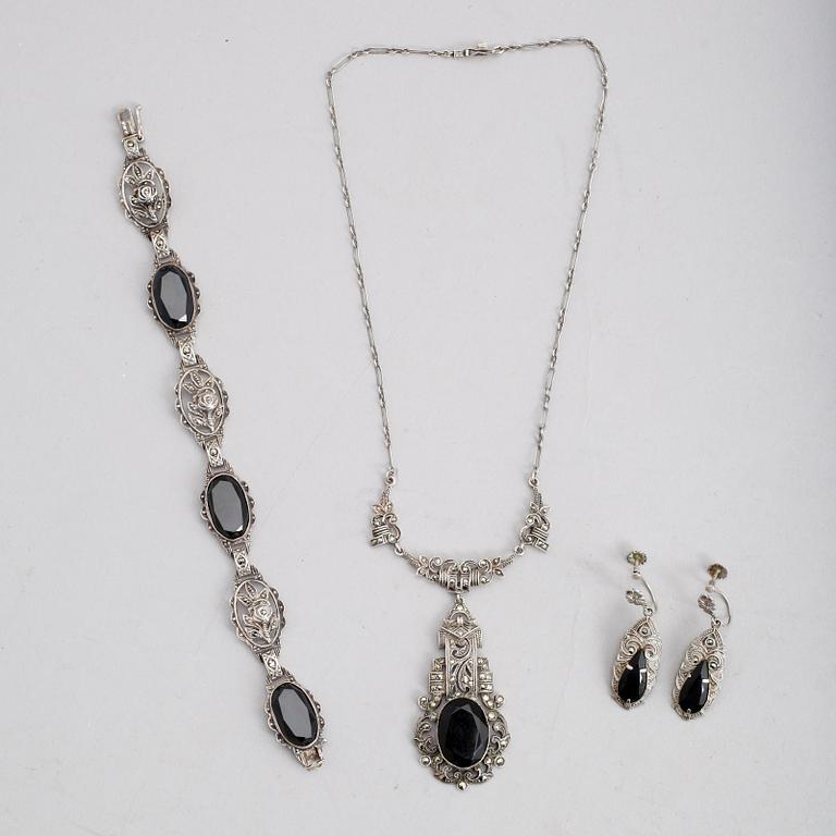 HALSBAND, ARMBAND SAMT ÖRHÄNGEN, 1 par, silver med gagater och markasiter, 1900-talets första hälft.