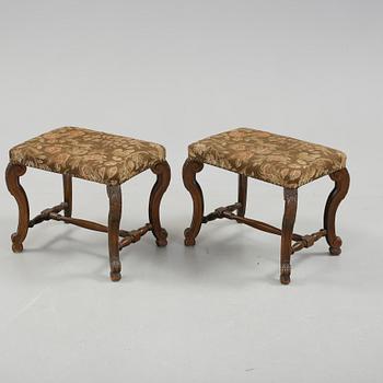 TABURETTER, ett par, barockstil, omkring år 1900.