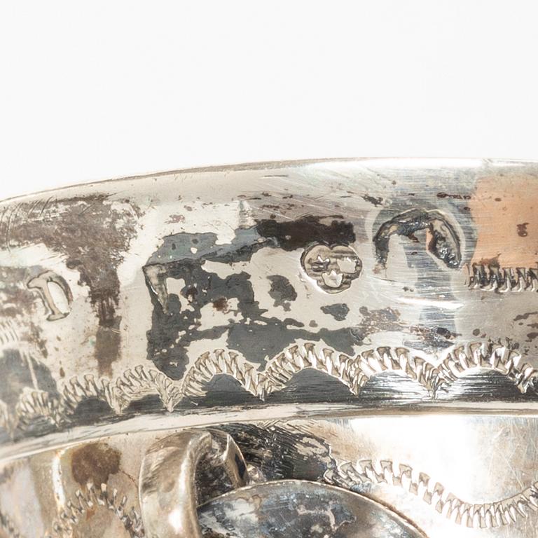 Skrammelbägare/supkalkar, 2 st snarlika, silver, Sverige, omkring år 1800.