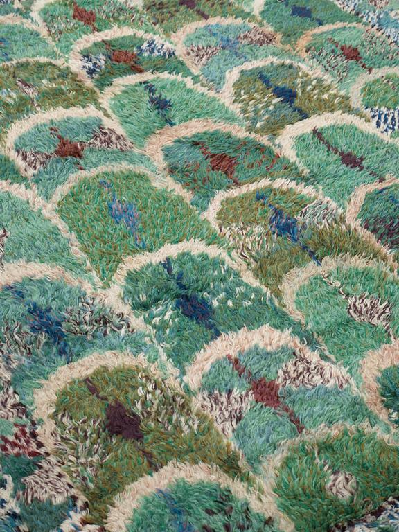 Marianne Richter, A CARPET. "Fjädern, grön". Knotted pile. 253 x 191 cm. Signed AB MMF MR.