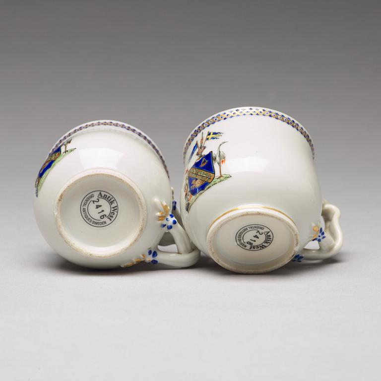 KOPPAR med LOCK, ett par, vapenporslin. Qingdynastin, Jiaqing (1796-1820).