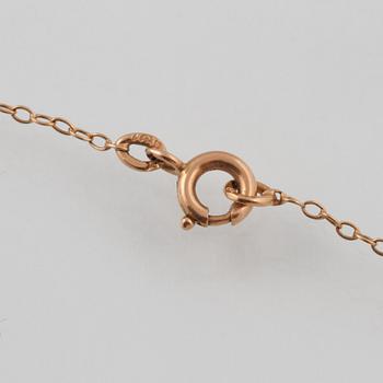 HÄNGE, 18K guld med orientalisk pärla samt blå emalj, Gustav Dahlgren & Co, Malmö, 1915. Vikt 6, 0 gram.