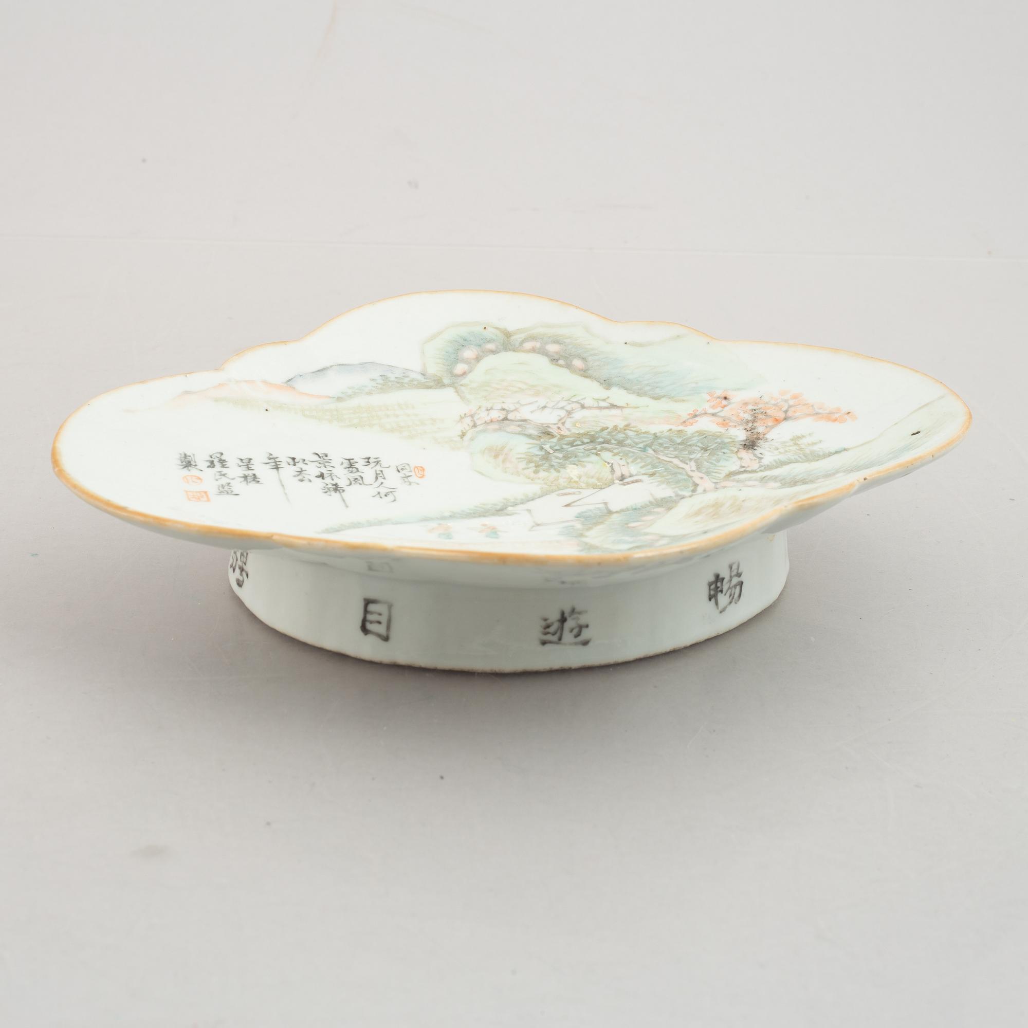 A Chinese enamelled dish, early 20th centruy.