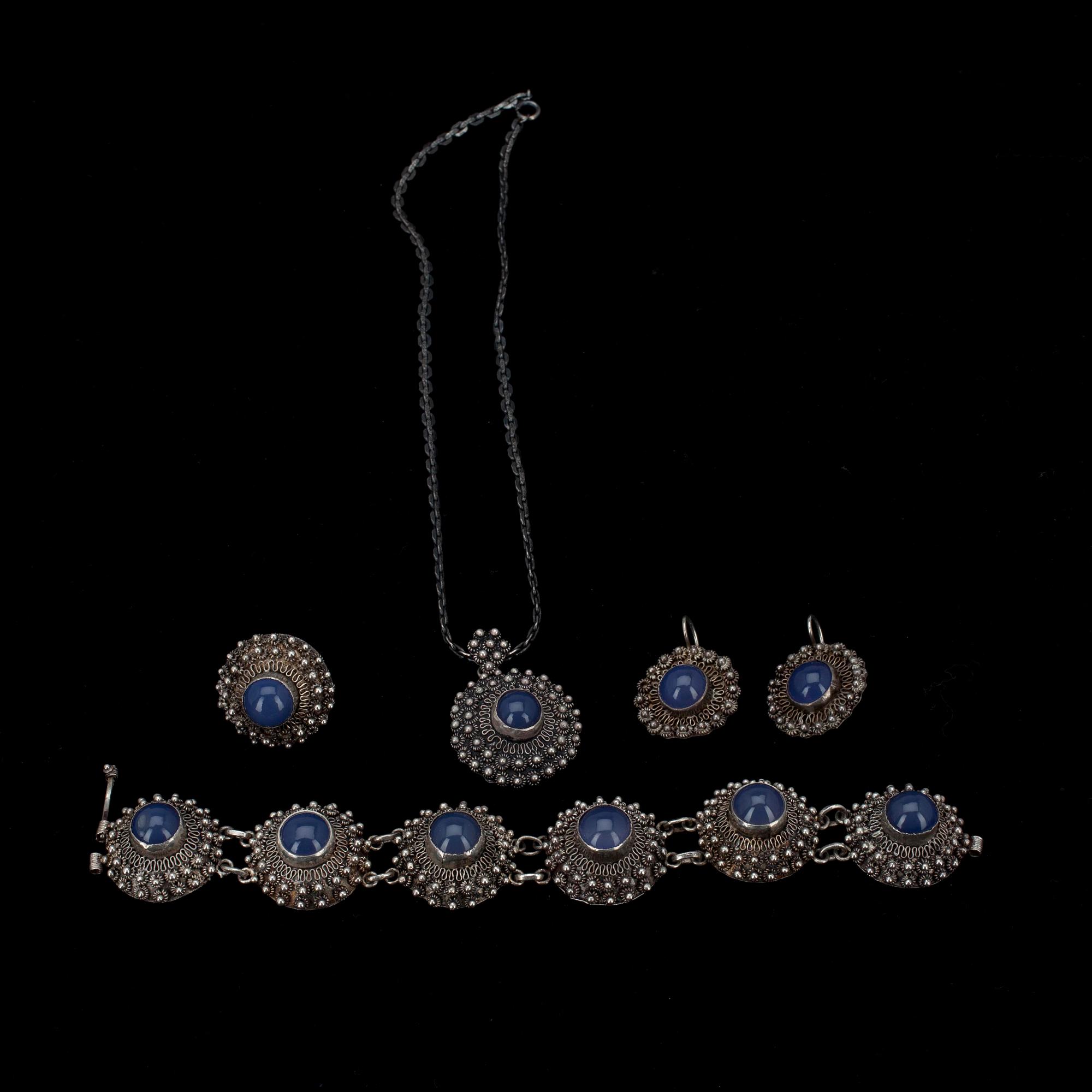 SMYCKESGARNITYR, 4 delar. Silver, kalcedon. Israel 1900-talets första hälft. Vikt 97 g.