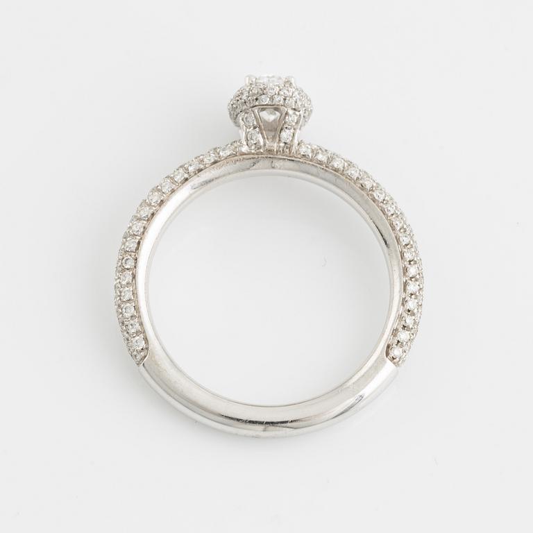 Ring med ovalslipad diamant ca 0,47 ct och briljantslipade diamanter.