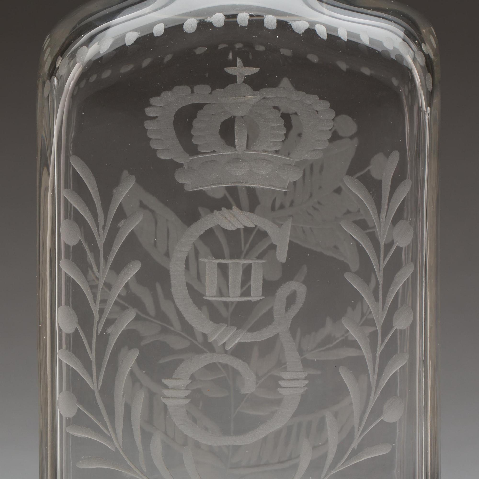 SNAPSGLAS, 5 st och KARAFFER, 2 st, glas. Omkring 1800 samt omkring 1900.