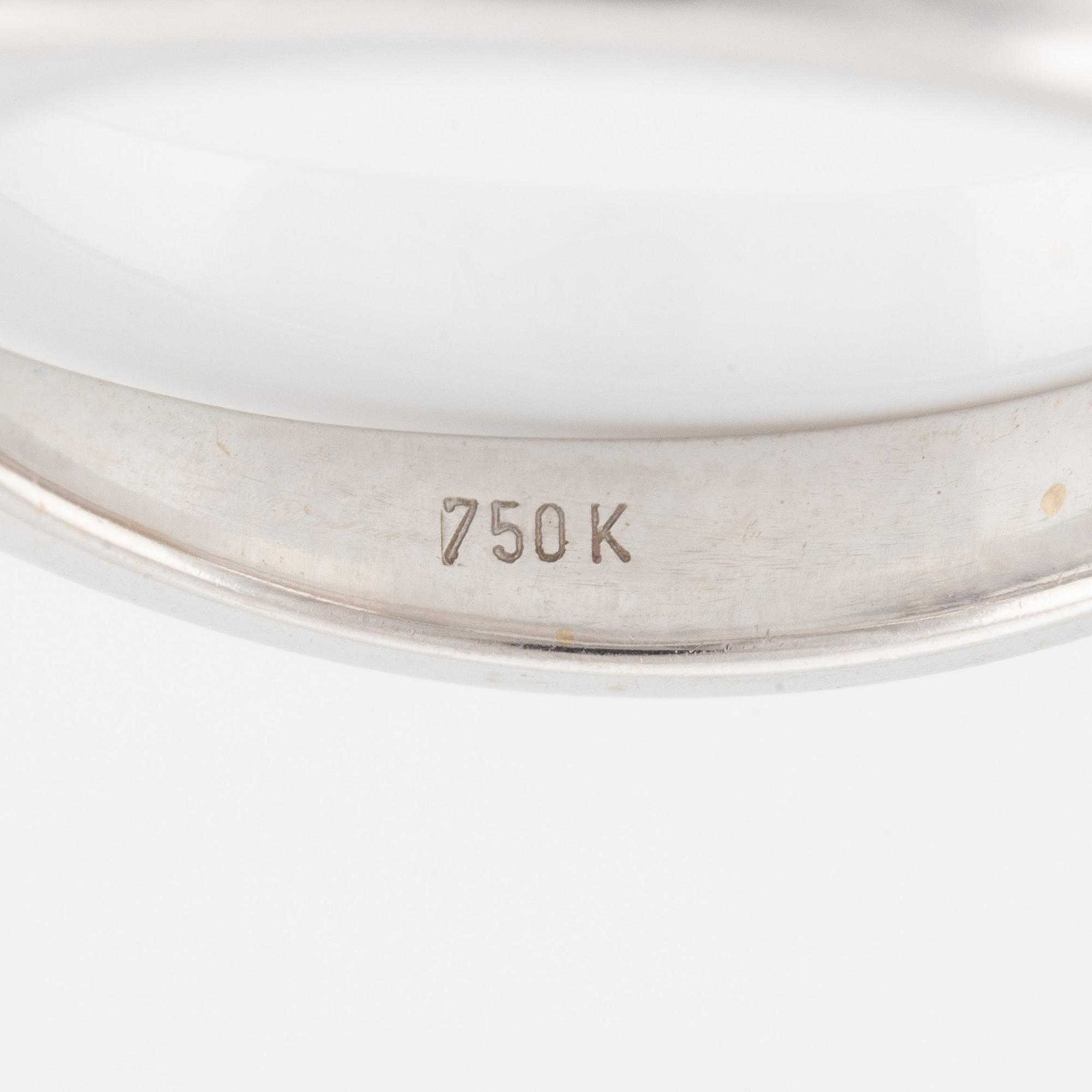Ring 18K vitguld med tre briljantslipade diamanter.