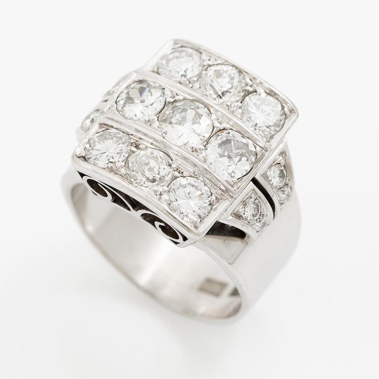 Ring 18K vitguld med runda briljant- och gammalslipade diamanter.