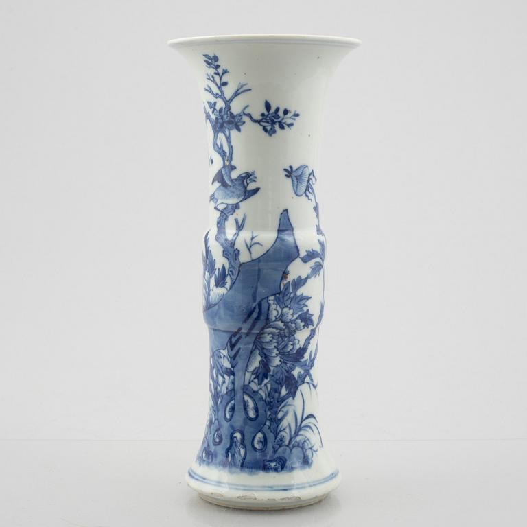 A blue and white porcelain vase and a pair of bowls, China, 19th-20th century.