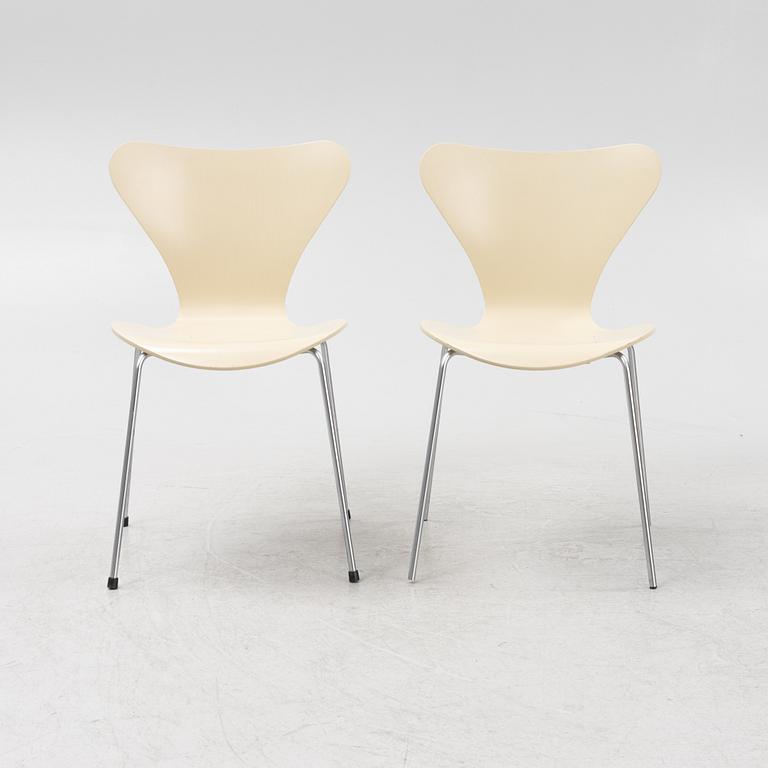 Arne Jacobsen, six 'Series 7' chairs from Fritz Hansen,dated 2002.