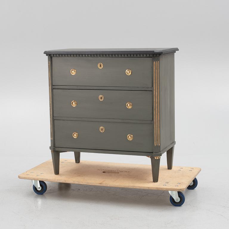 Chest of drawers, Gustavian style, first half of the 20th century.