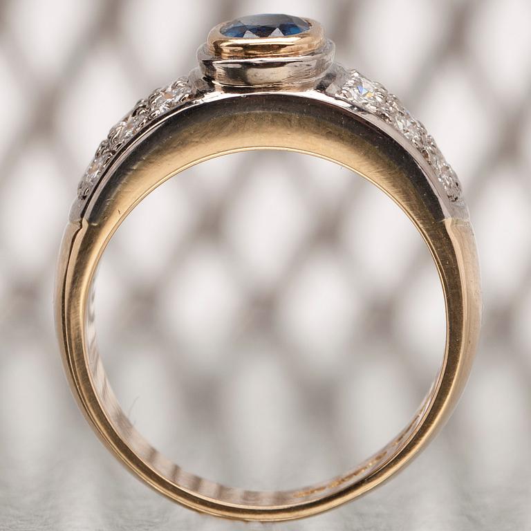 RING, guld 18K med safir ca 0,70 ct och 18 st briljantslipade diamanter tot. ca 0,54 ct. Finland 1995. Vikt 9,1 g.