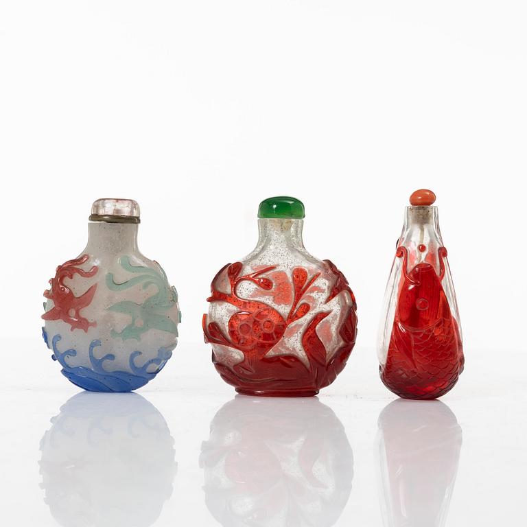 Snusflaskor, tre stycken, pekingglas, sen Qingdynasti /omkring 1900.