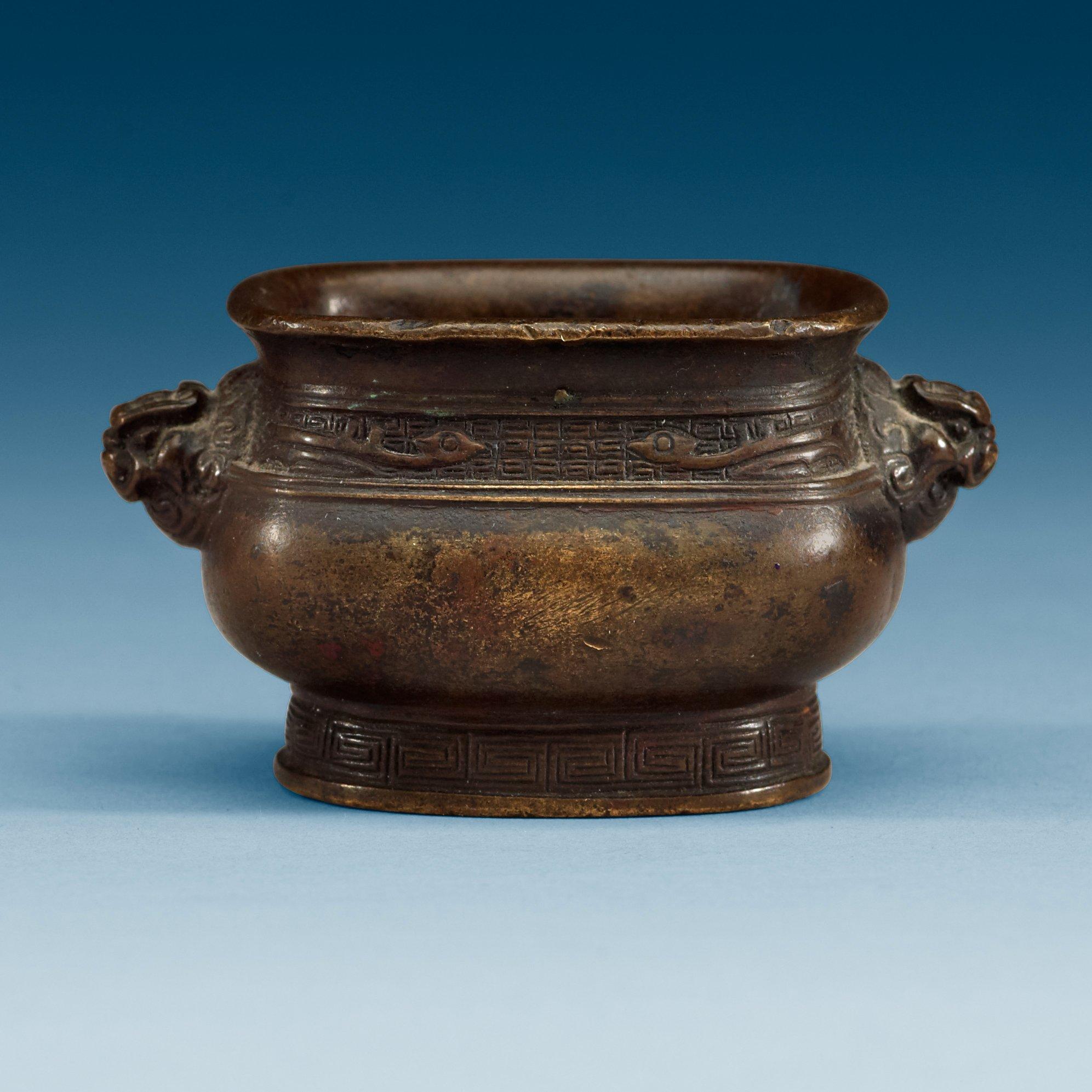 MINIATYRRÖKELSEKAR, brons. Qing dynastin (1644-1912).