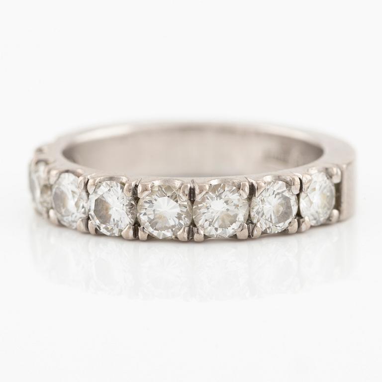 A ring in 18K white gold with round brilliant-cut diamonds.