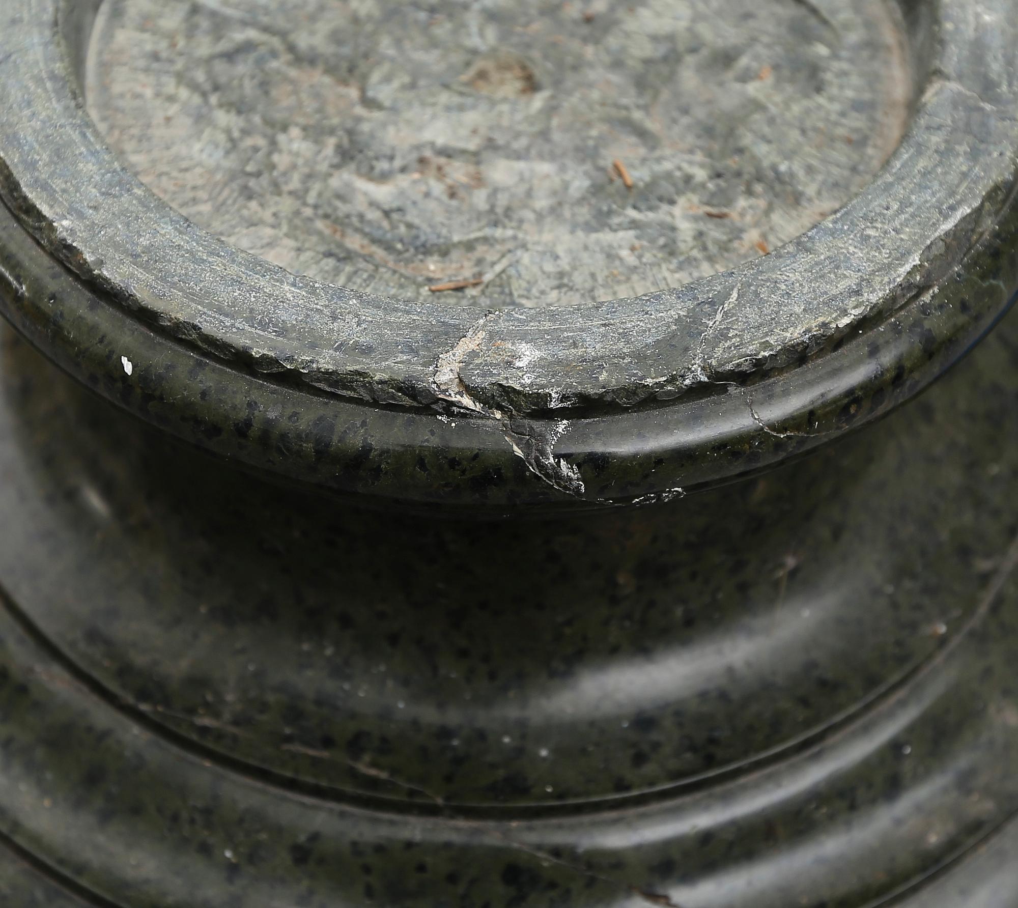 PIEDESTAL, serpentinsten, 1800-talets mitt.