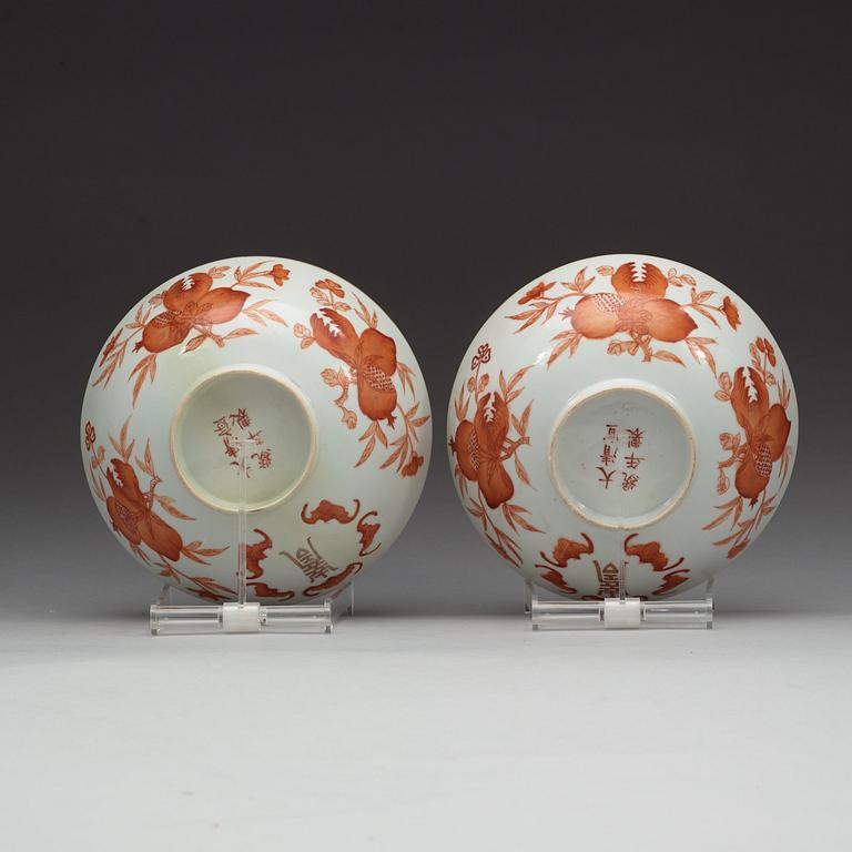 SKÅLAR, ett par, porslin. Sen Qingdynastin, med Xuantongs märke och period (1909-11).