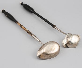 SOPPSLEVAR, 2 st, silver och trä, delvis Nils Hellberg, Norrtälje, 1800-tal.