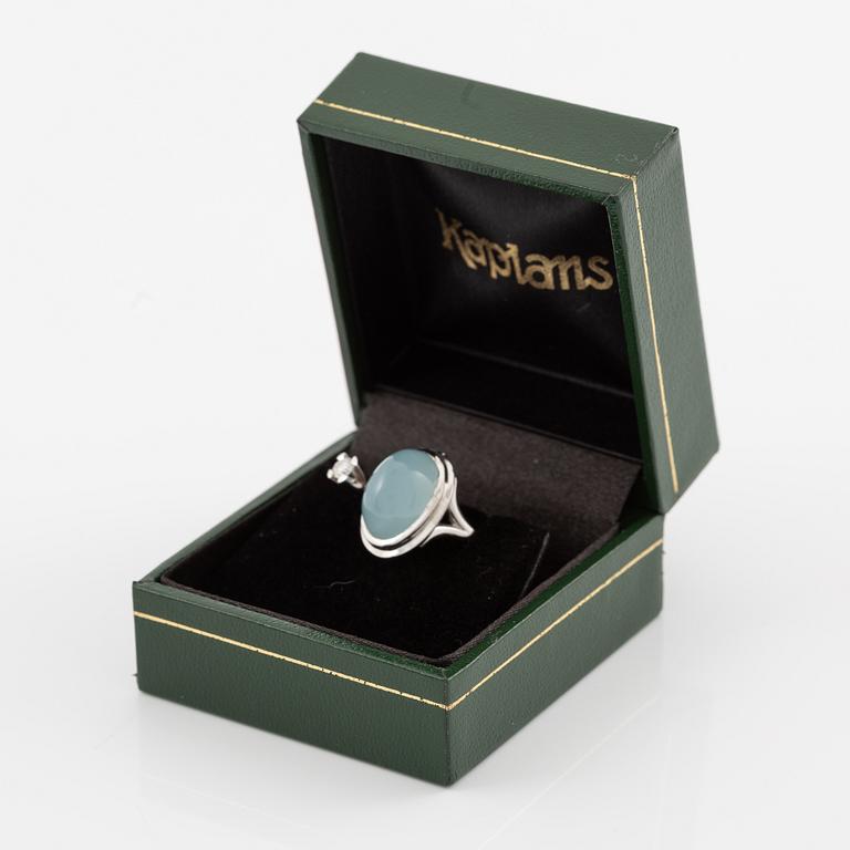 Ole Lynggaard ring 18K white gold with a cabochon-cut aquamarine and a round brilliant-cut diamond.