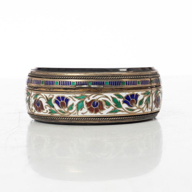 A cloisonné and agate box, first half of the 20th century.