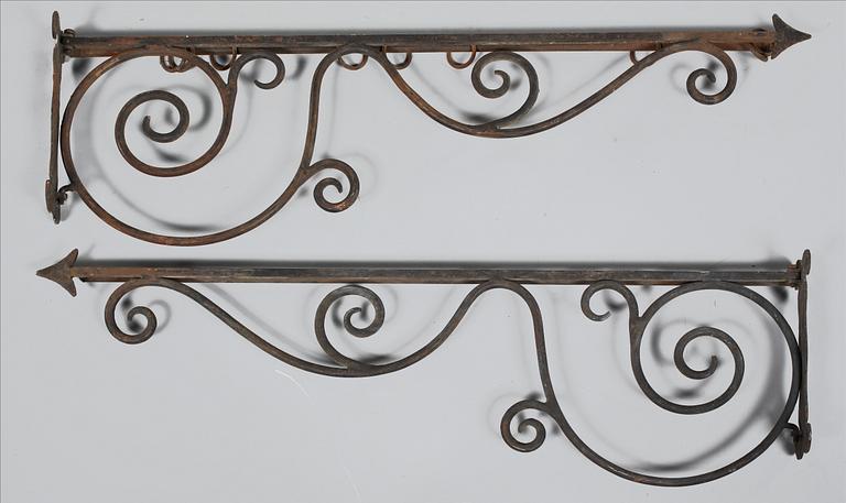 GARDINSTÄNGER, ett par, gjutjärn, omkring år 1900.