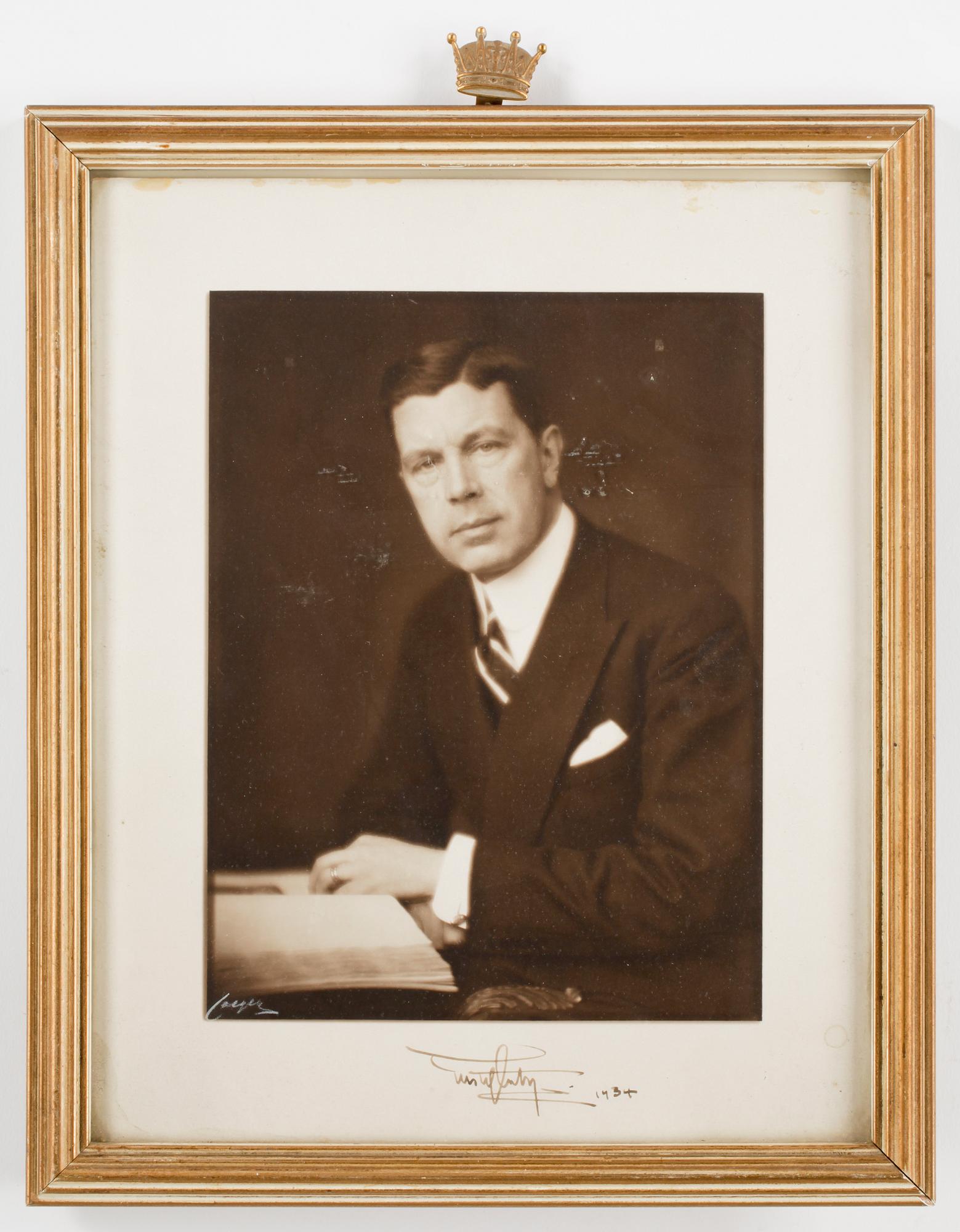 KUNGLIGA FOTOGRAFIER, 4 st, bland annat Kronprinsessan Louise av Sverige, sign och dat 1934.
