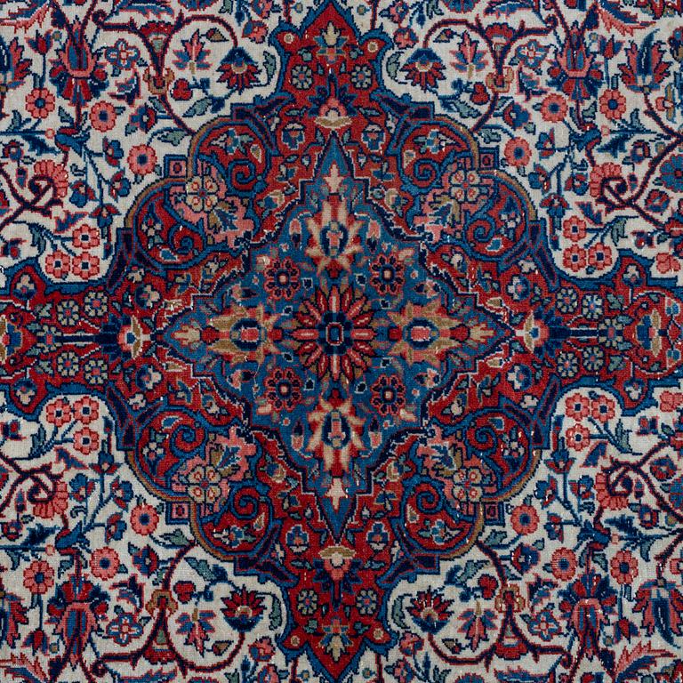 A CARPET, semi-antique Kashan, possibly Dabir, ca 201 x 135,5 cm.