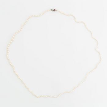 WA Bolin två collier odlade pärlor lås 18K vitguld med runda briljantslipade diamanter och rubiner.