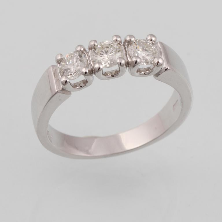 RING, 18K vitguld med 3 briljantslipade diamanter ca 0.68 ct, Milano, Italien. Vikt 4,5 gram.