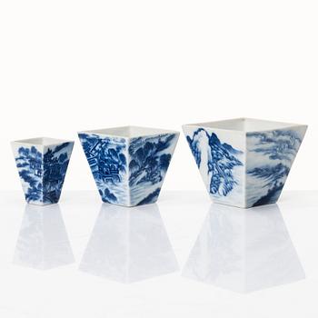 A set of three blue and white cups, late Qingdynasty, circa 1900.