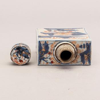 An imari tea caddy with cover, Qing dynasty, Kangxi (1662-1722).