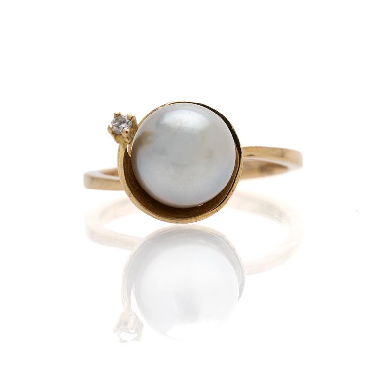 18K gold ring with a cultured pearl and a diamond.
