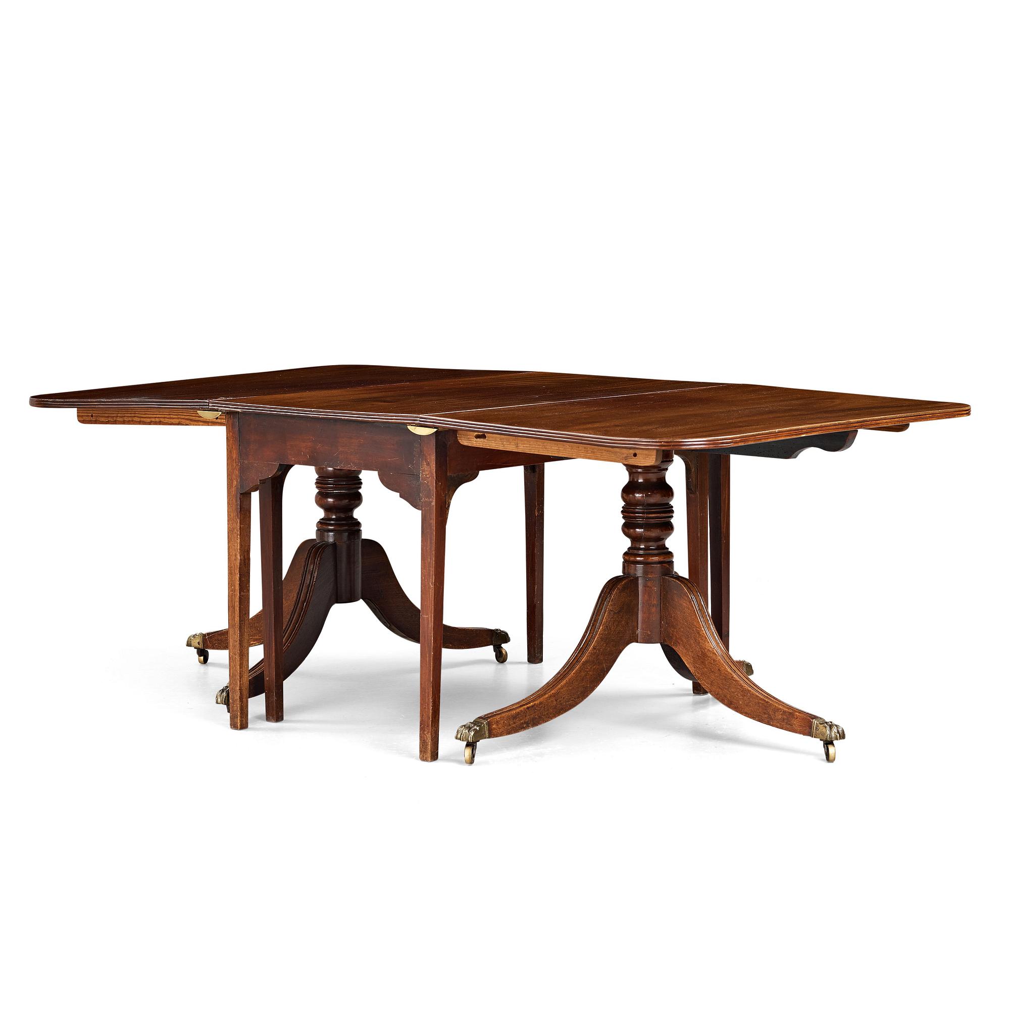 An English dinner table, beginning of the 20th century.