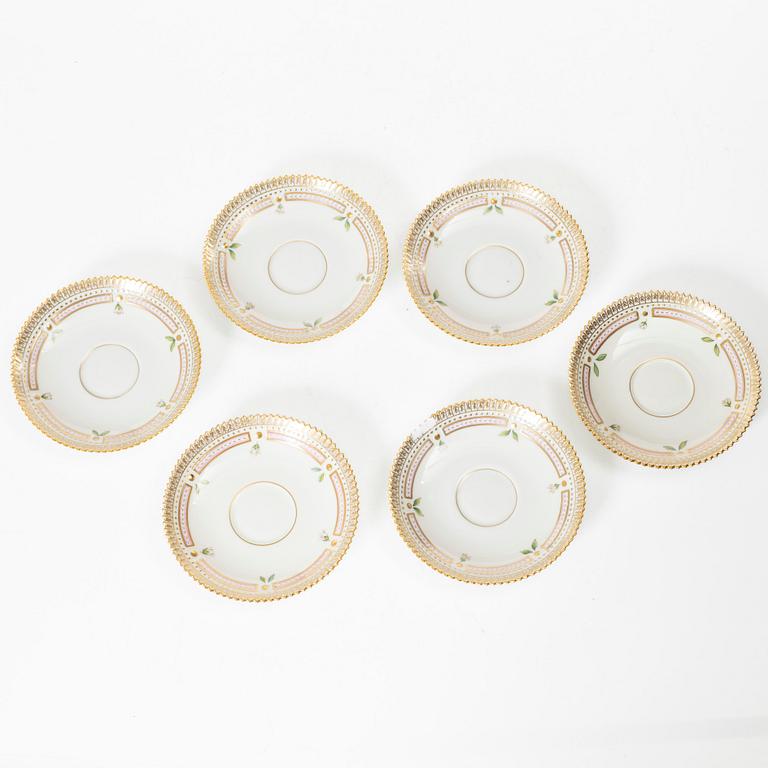 Kaffekoppar med fat, fyra stycken, porslin. 'Flora Danica', Royal Copenhagen, Danmark, 1900-tal.