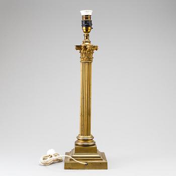 BORDSLAMPA, Klassicistisk stil, 1900-talets andra hälft.