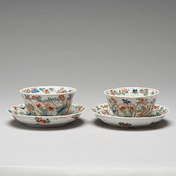 A pair of large famille verte cups with saucers, Qing dynasty, Kangxi (1662-1722).