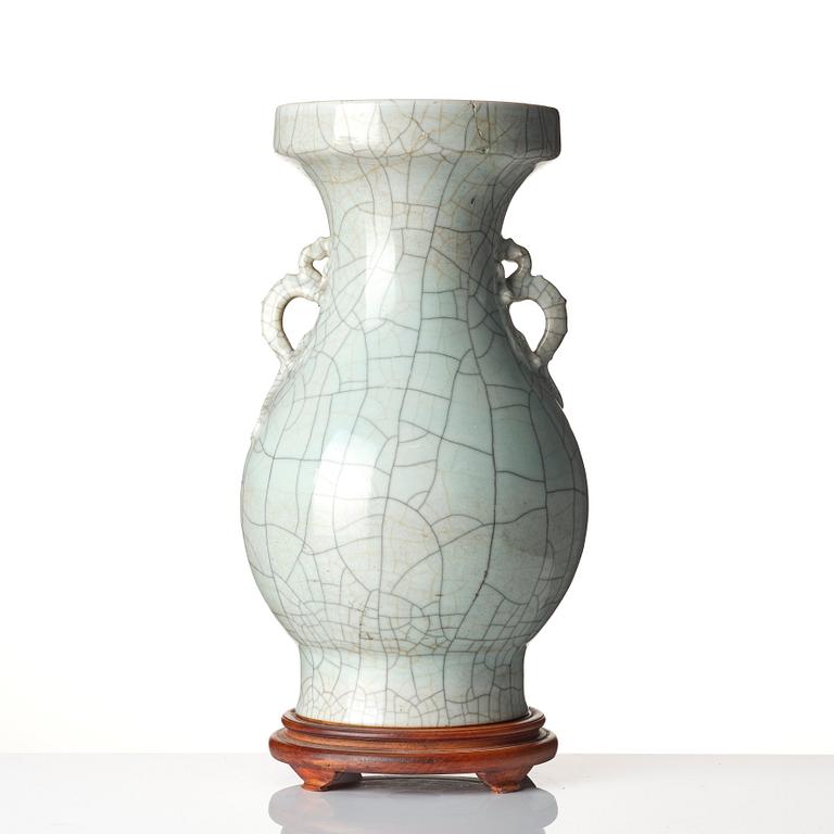 A large ge glazed vase, Qing dynasty, 19th century.