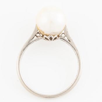 Platinum ring with a pearl and octagon-cut diamonds, 1930s.
