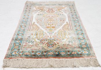 Matta, silke,  ca 125 x 61 cm.