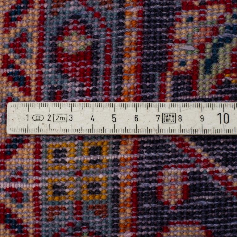 A CARPET, Sarouk, ca 315 x 223 cm.